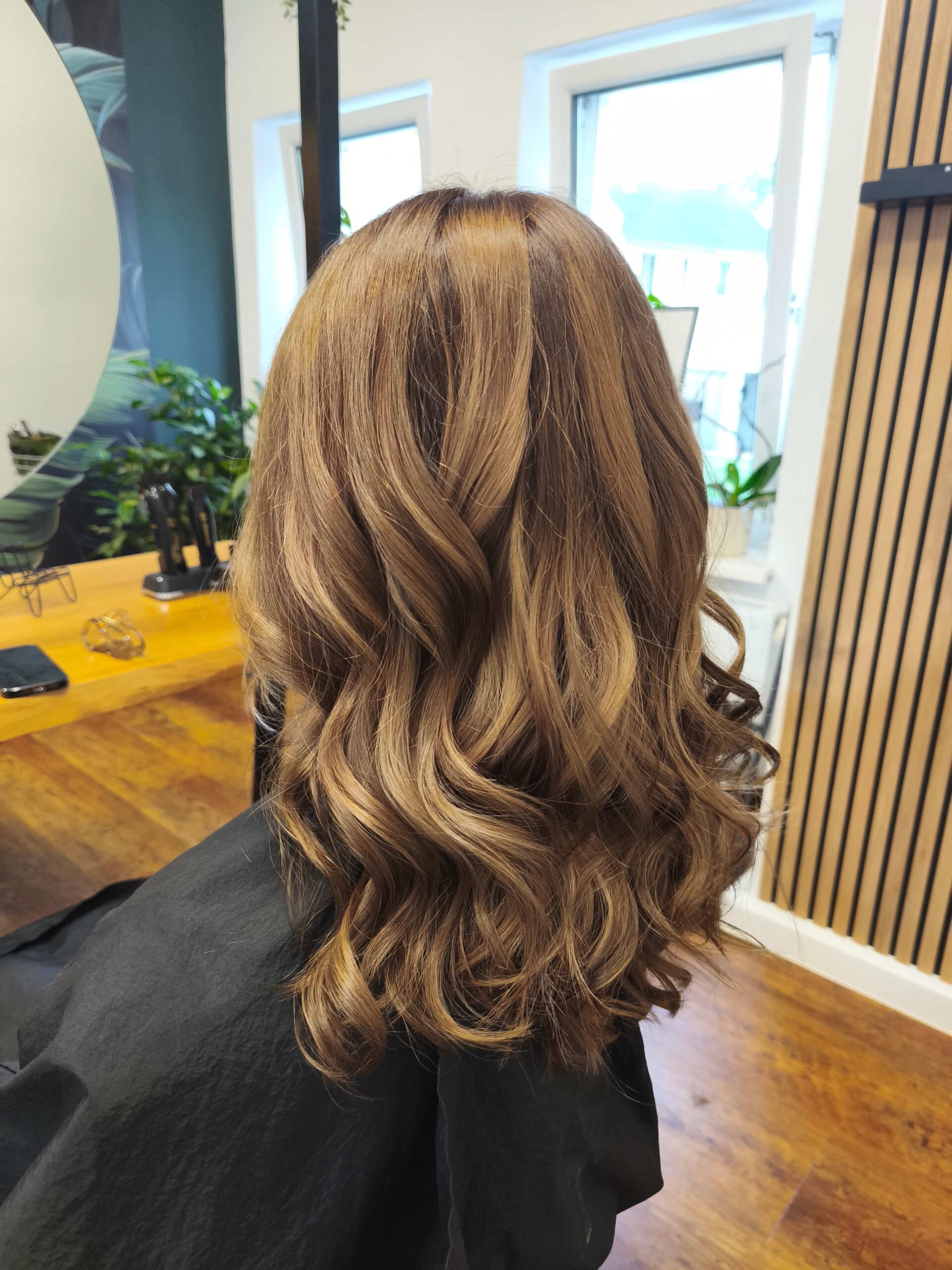 Blonde Haare dunkel gefärbt