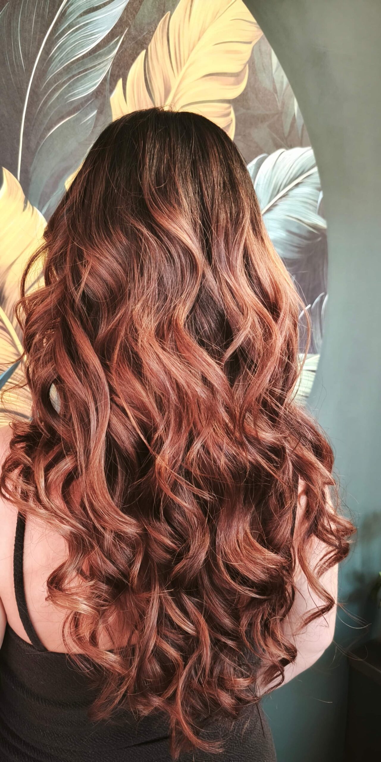 Lange gelockte braune Haare